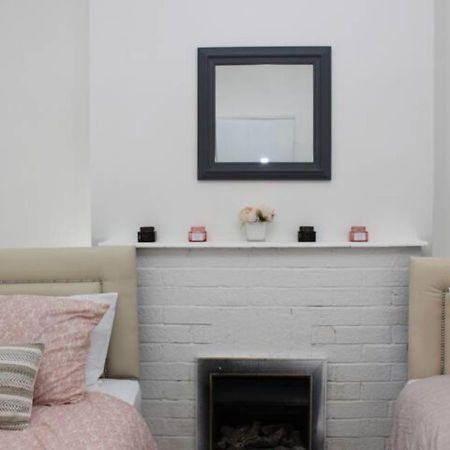 Newly Refurbished 3 Bed 2.5 Bath House In Staines Staines-upon-Thames Exterior foto