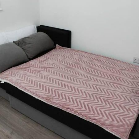 Newly Refurbished 3 Bed 2.5 Bath House In Staines Staines-upon-Thames Exterior foto