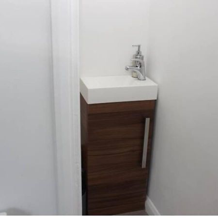 Newly Refurbished 3 Bed 2.5 Bath House In Staines Staines-upon-Thames Exterior foto
