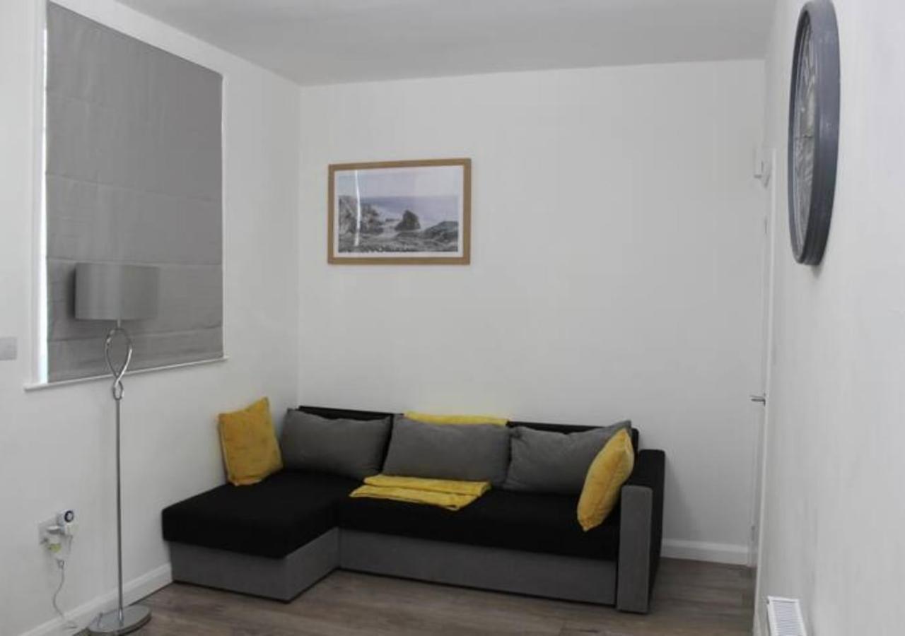 Newly Refurbished 3 Bed 2.5 Bath House In Staines Staines-upon-Thames Exterior foto