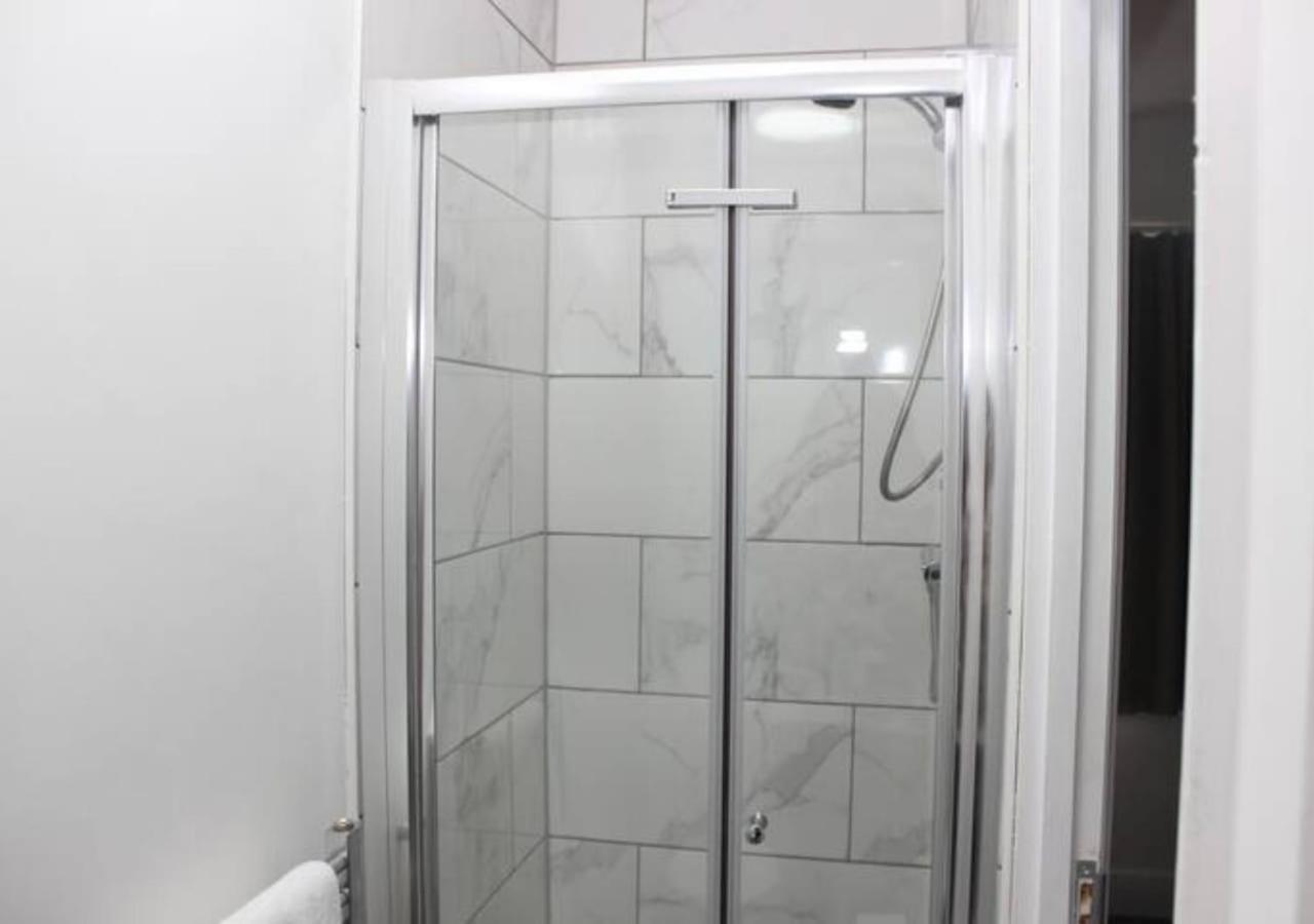 Newly Refurbished 3 Bed 2.5 Bath House In Staines Staines-upon-Thames Exterior foto