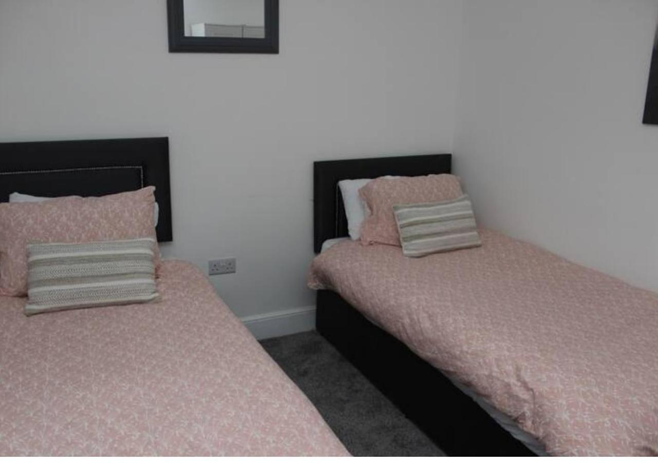 Newly Refurbished 3 Bed 2.5 Bath House In Staines Staines-upon-Thames Exterior foto