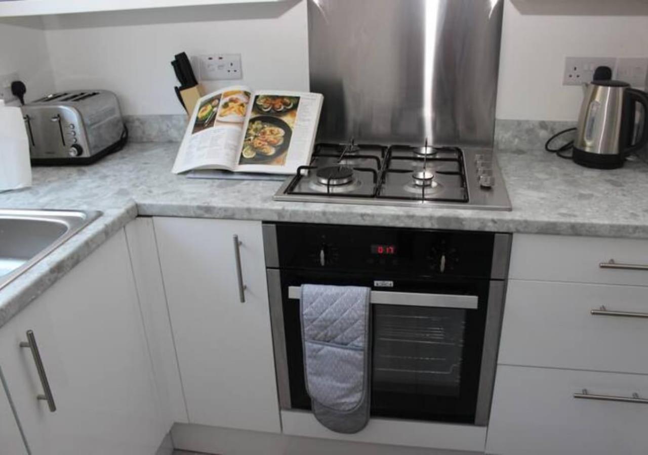 Newly Refurbished 3 Bed 2.5 Bath House In Staines Staines-upon-Thames Exterior foto
