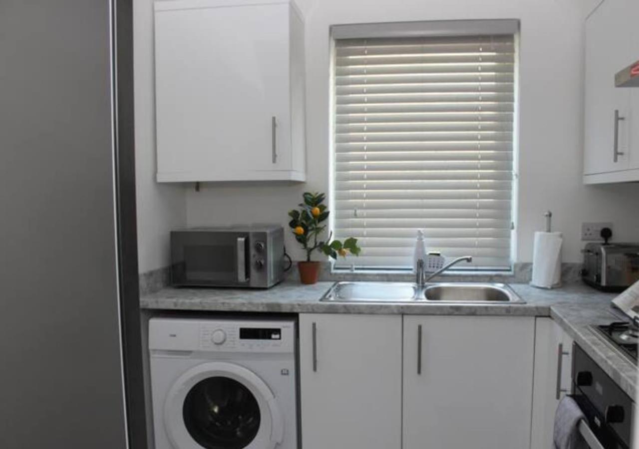 Newly Refurbished 3 Bed 2.5 Bath House In Staines Staines-upon-Thames Exterior foto