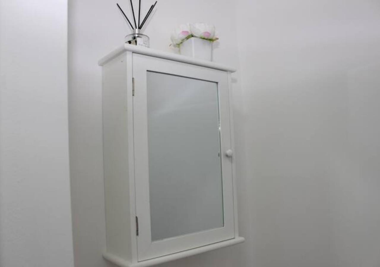 Newly Refurbished 3 Bed 2.5 Bath House In Staines Staines-upon-Thames Exterior foto