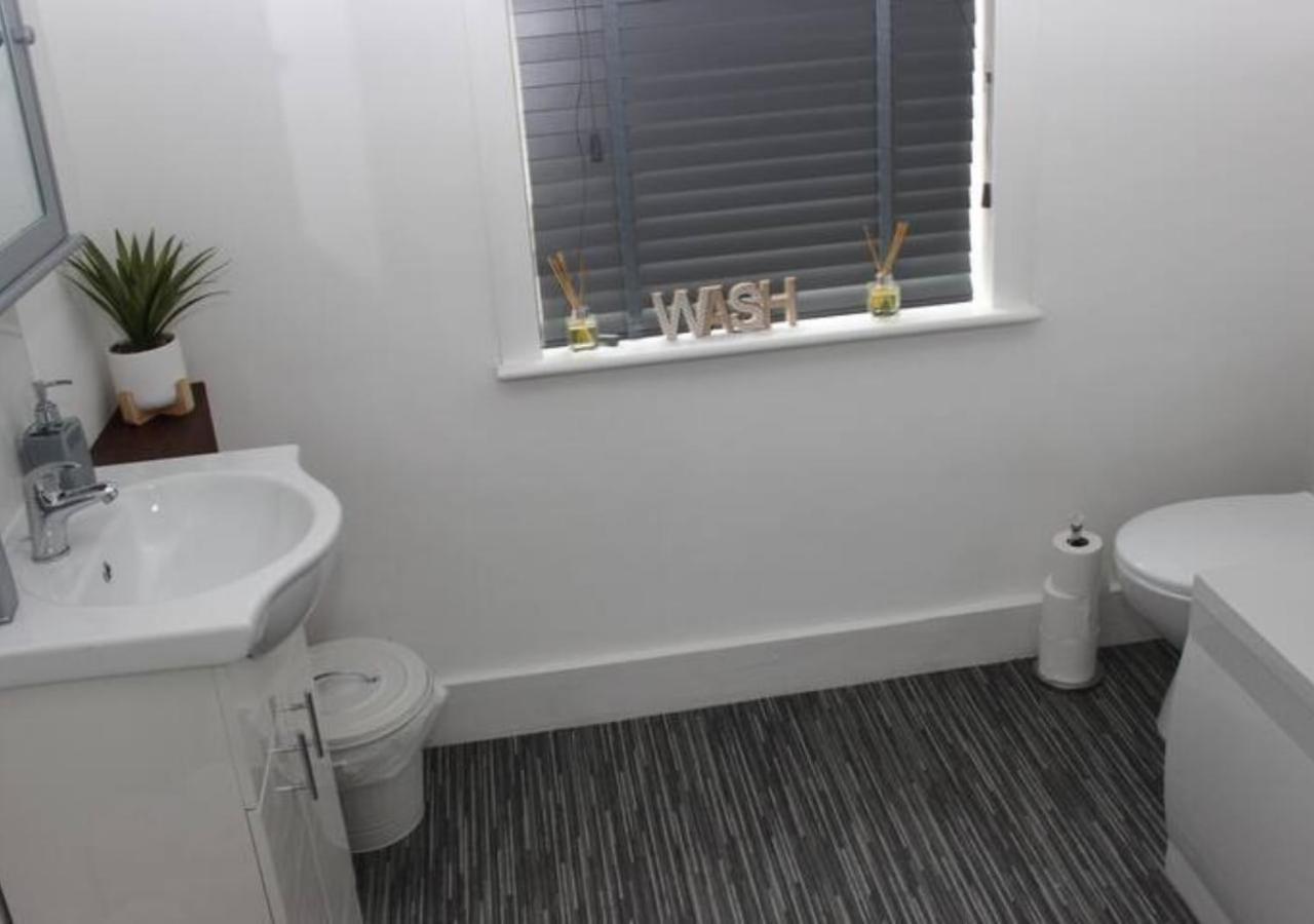 Newly Refurbished 3 Bed 2.5 Bath House In Staines Staines-upon-Thames Exterior foto