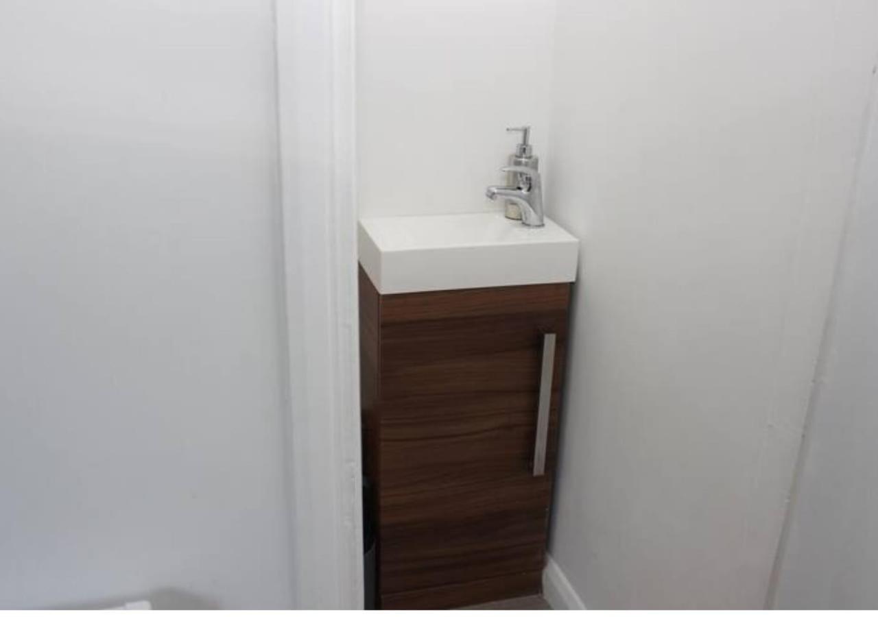 Newly Refurbished 3 Bed 2.5 Bath House In Staines Staines-upon-Thames Exterior foto
